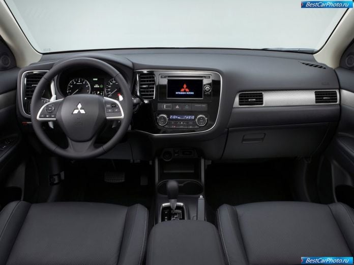 2013 Mitsubishi Outlander - фотография 14 из 29