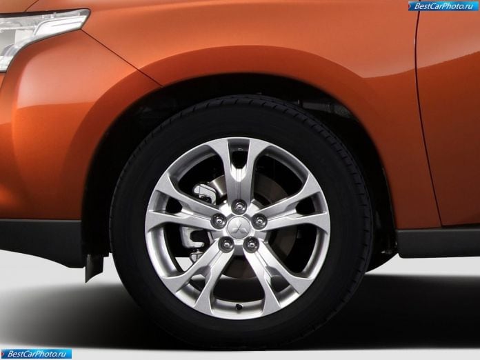 2013 Mitsubishi Outlander - фотография 24 из 29