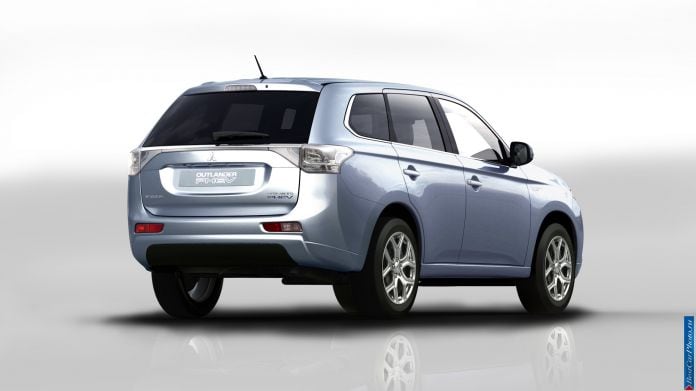 2013 Mitsubishi Outlander PHEV - фотография 2 из 13