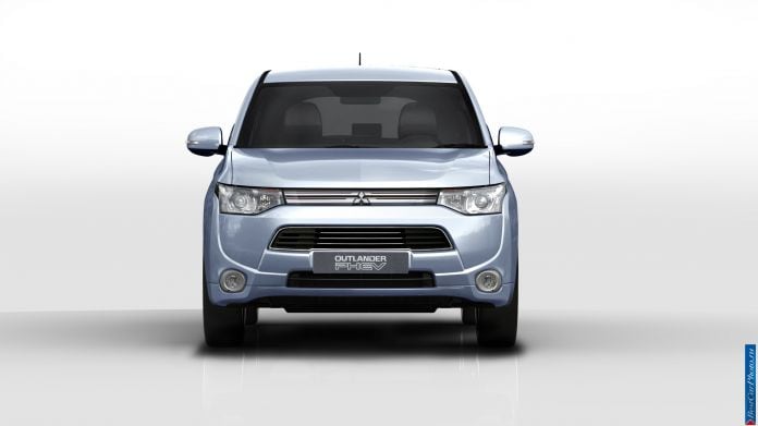 2013 Mitsubishi Outlander PHEV - фотография 3 из 13