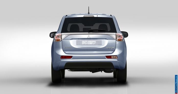 2013 Mitsubishi Outlander PHEV - фотография 4 из 13
