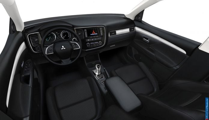 2013 Mitsubishi Outlander PHEV - фотография 8 из 13