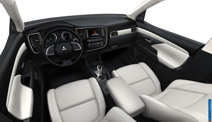 2013 Mitsubishi Outlander PHEV - фотография 9 из 13