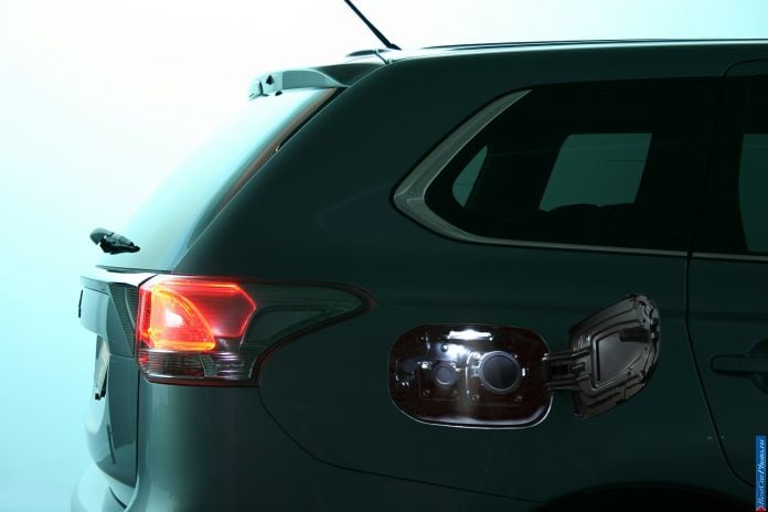2013 Mitsubishi Outlander PHEV - фотография 10 из 13