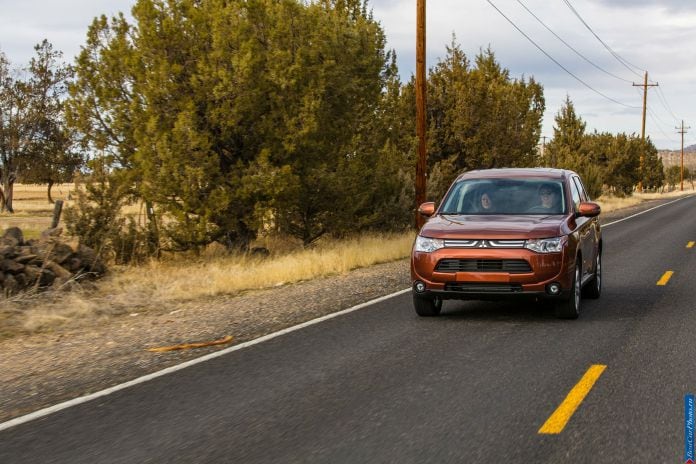 2014 Mitsubishi Outlander US-version - фотография 2 из 128
