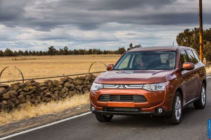 2014 Mitsubishi Outlander US-version - фотография 3 из 128