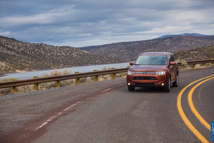 2014 Mitsubishi Outlander US-version - фотография 8 из 128