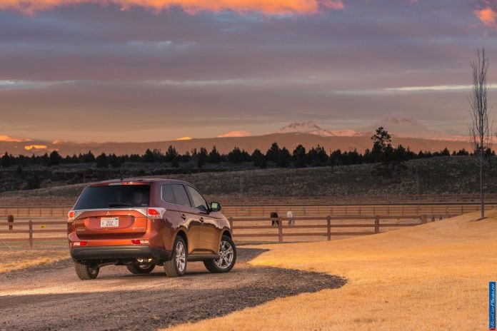 2014 Mitsubishi Outlander US-version - фотография 16 из 128