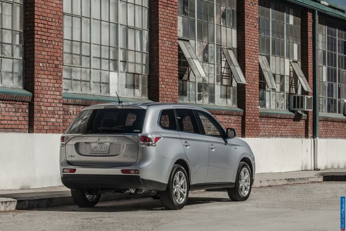 2014 Mitsubishi Outlander US-version - фотография 57 из 128
