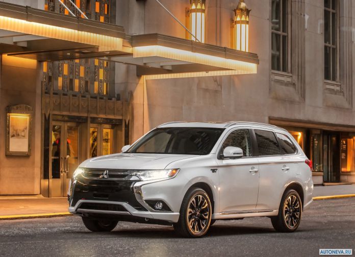 2017 Mitsubishi Outlander PHEV - фотография 4 из 39