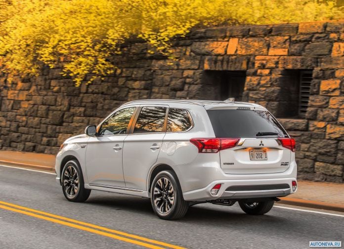 2017 Mitsubishi Outlander PHEV - фотография 9 из 39