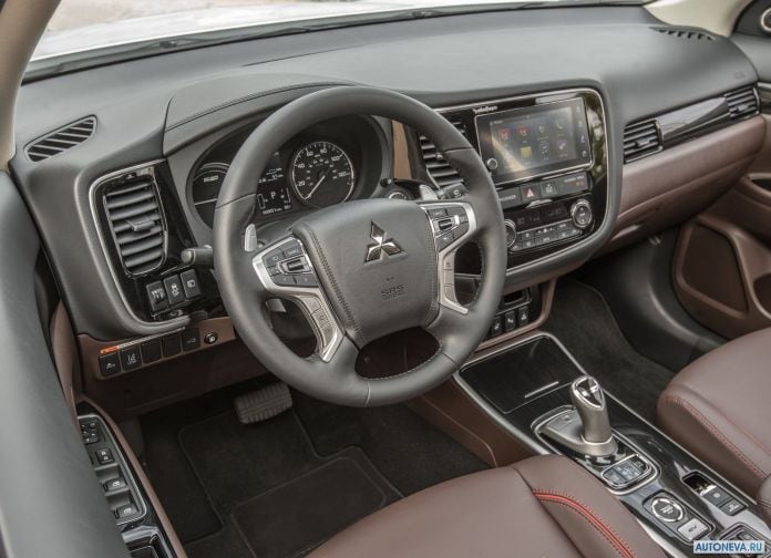 2017 Mitsubishi Outlander PHEV - фотография 11 из 39