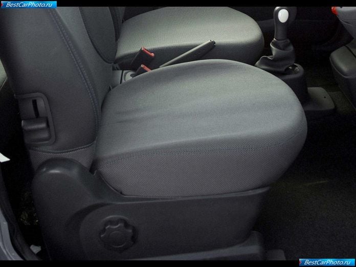 2002 Nissan Micra - фотография 37 из 48