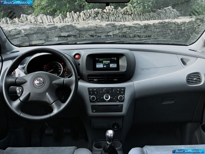 2005 Nissan Almera Tino - фотография 9 из 14