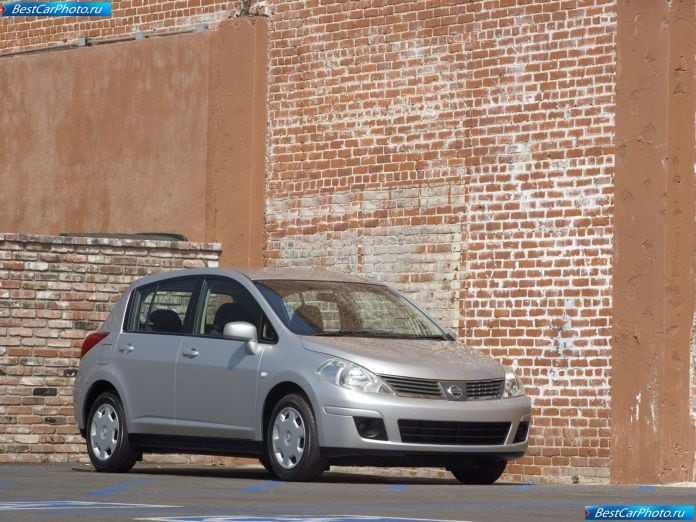 2007 Nissan Versa Hatchback - фотография 2 из 19