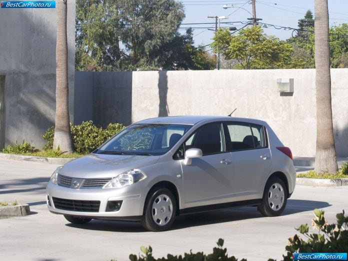 2007 Nissan Versa Hatchback - фотография 3 из 19