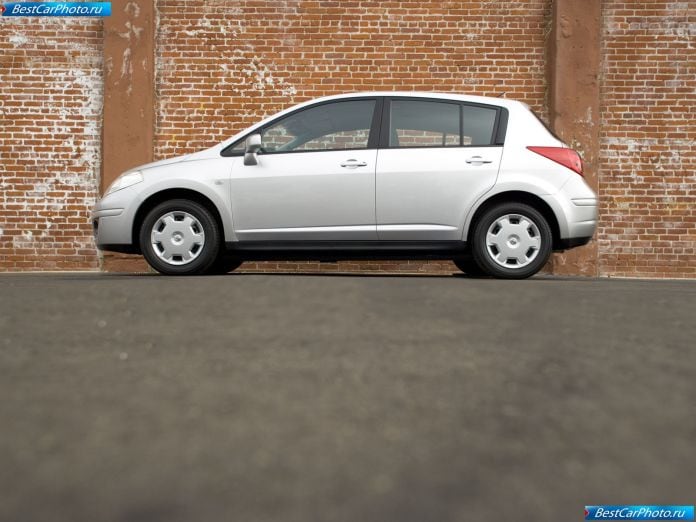 2007 Nissan Versa Hatchback - фотография 5 из 19
