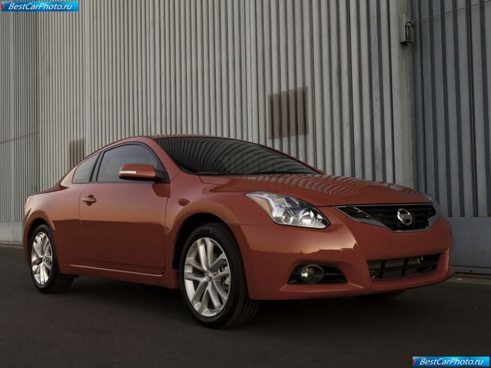 2010 Nissan Altima Coupe - фотография 2 из 23