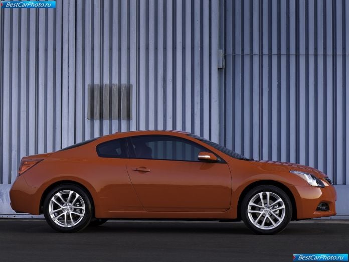 2010 Nissan Altima Coupe - фотография 6 из 23