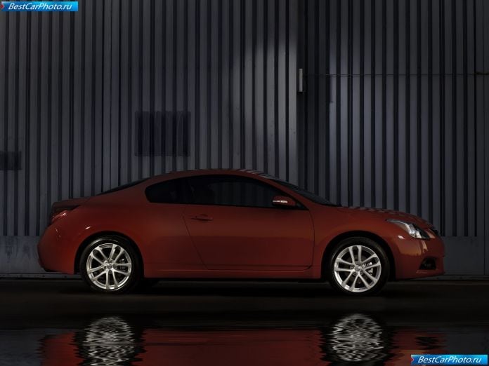 2010 Nissan Altima Coupe - фотография 7 из 23
