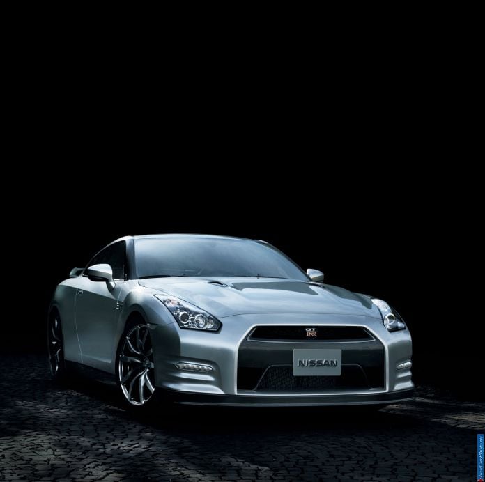 2013 Nissan GT-R - фотография 1 из 31