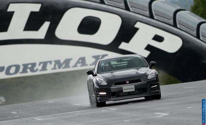 2013 Nissan GT-R - фотография 5 из 31