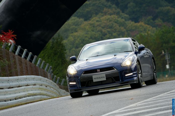 2013 Nissan GT-R - фотография 6 из 31