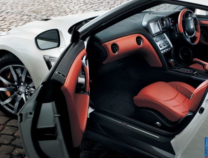 2013 Nissan GT-R - фотография 18 из 31