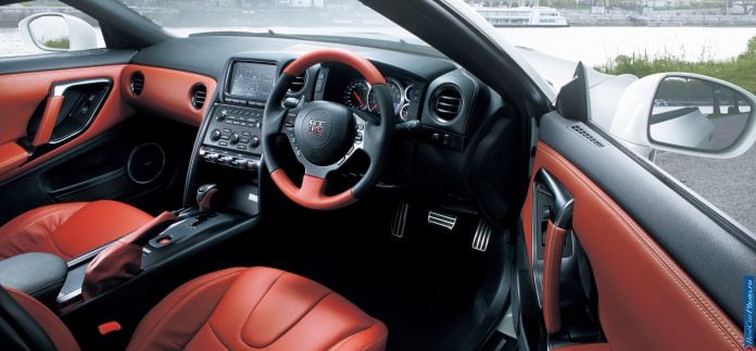 2013 Nissan GT-R - фотография 23 из 31 2013 Nissan GT-R - фотография 23 из 31