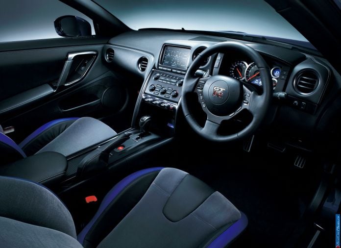 2013 Nissan GT-R - фотография 27 из 31