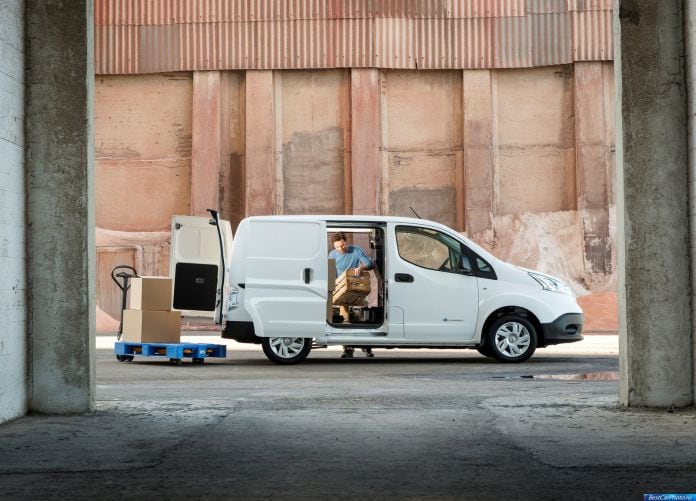 2015 Nissan e-NV200 - фотография 15 из 56