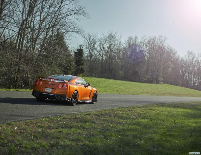 2017 Nissan GT-R - фотография 12 из 43