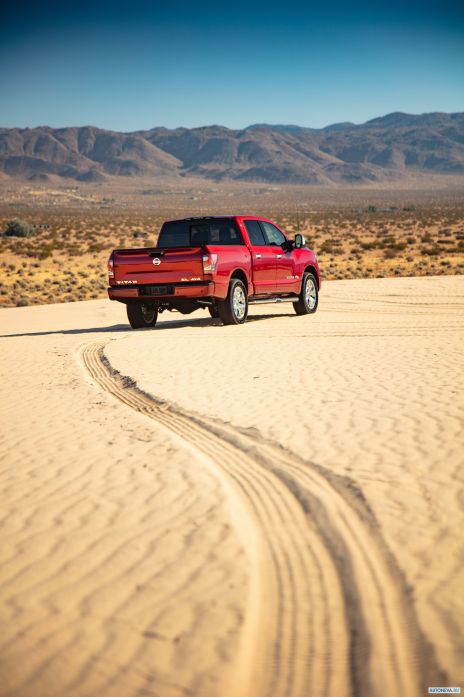 2020 Nissan Titan SL Crew Cab - фотография 13 из 26