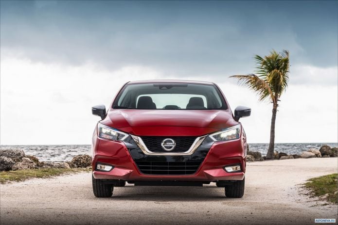 2020 Nissan Versa SR - фотография 1 из 15