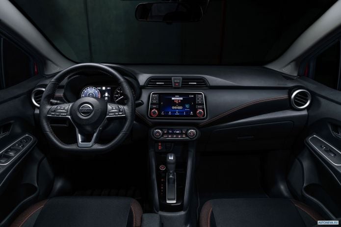 2020 Nissan Versa SR - фотография 8 из 15