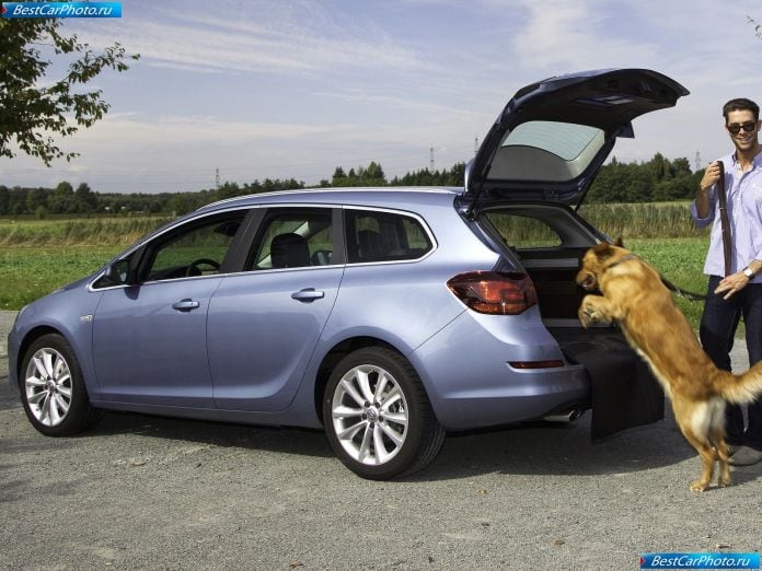 2011 Opel Astra Sports Tourer - фотография 42 из 95