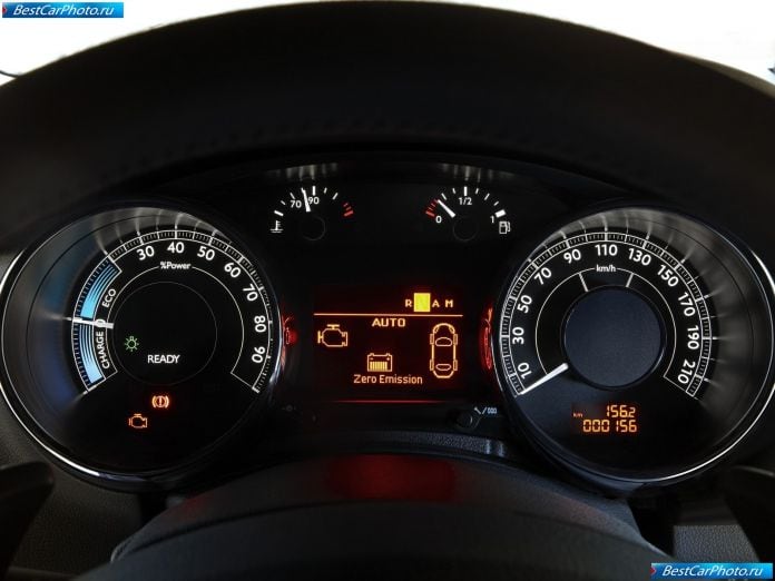 2012 Peugeot 3008 Hybrid4 - фотография 12 из 18 2012 Peugeot 3008 Hybrid4 - фотография 12 из 18