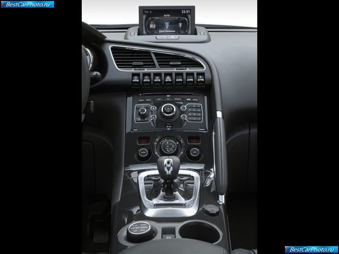 2012 Peugeot 3008 Hybrid4 - фотография 16 из 18