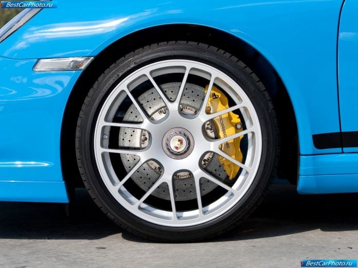 2010 Porsche 911 Turbo Cabriolet - фотография 42 из 48