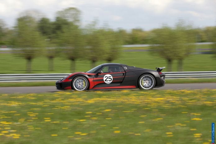 2014 Porsche 918 Spyder - фотография 17 из 57