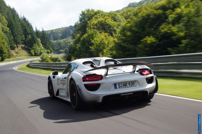 2014 Porsche 918 Spyder - фотография 36 из 57