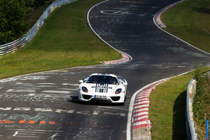 2014 Porsche 918 Spyder - фотография 37 из 57