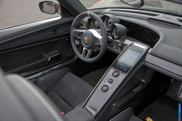 2014 Porsche 918 Spyder - фотография 38 из 57