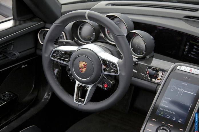 2014 Porsche 918 Spyder - фотография 39 из 57