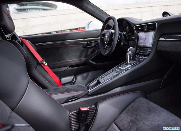 2018 Porsche 911 GT2 RS - фотография 203 из 255