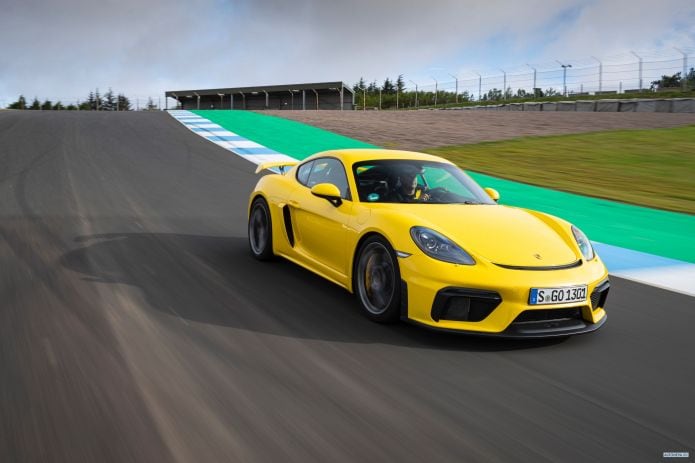 2020 Porsche 718 Cayman GT4 - фотография 10 из 40