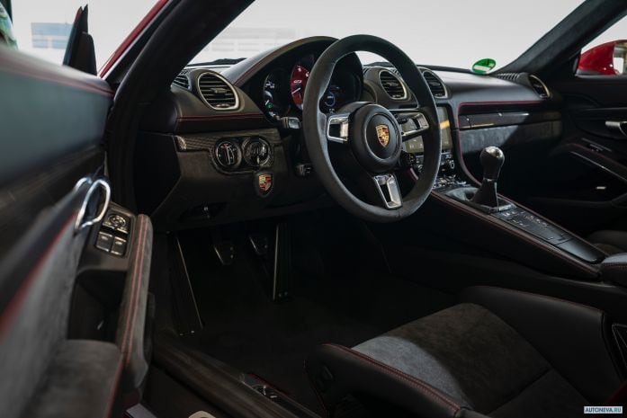 2020 Porsche 718 Cayman GTS 4.0 - фотография 35 из 40