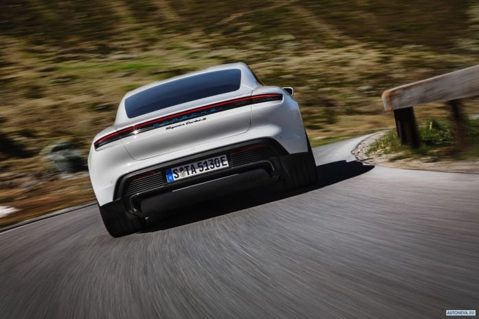 2020 Porsche Taycan Turbo S - фотография 25 из 40