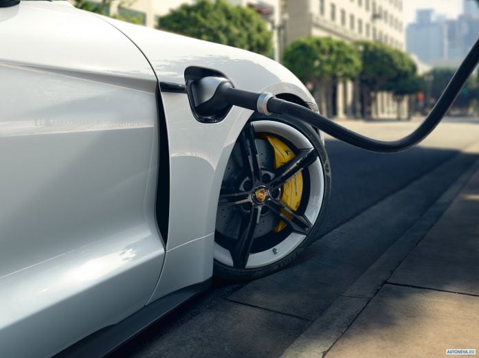 2020 Porsche Taycan Turbo S - фотография 40 из 40