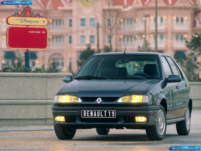 1992 Renault 19 Baccara 5-door - фотография 1 из 2